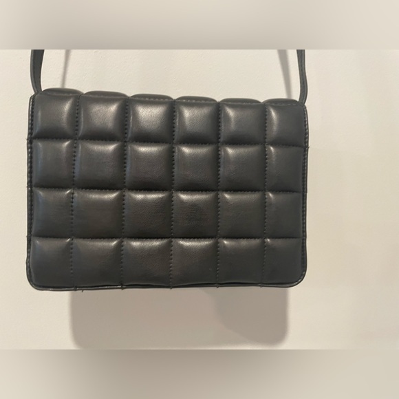 H&M Quilted Cushioned Crossbody Bag. Used Once. Excellent Condition.🩵 - Picture 2 of 4
